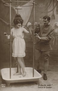 Žena ve sprše s vojákem (černobílá fotografie) od French Photographer