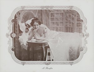 Žena odpočívá v posteli (černobílá fotografie) od French Photographer