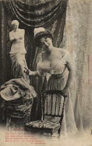 Žena se sochou Venuše De Milo od French Photographer