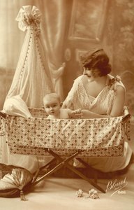 Žena s dítětem v kolébce od French Photographer