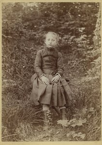 Mladá dívka na venkově, Francie, asi 1890 (čb fotografie) od French Photographer