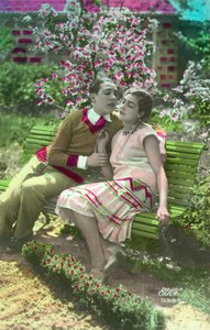 Mladý muž, chystá se políbit dívku od French Photographer