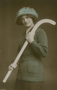 Mladá žena nesoucí hokejku přes rameno od French Photographer