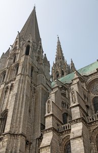 Pohled na jižní věž se severní věží za zády od French School