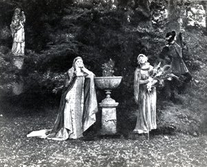 První dějství, scéna 3 Pelleas et Melisande od Debussyho, z fotografie první inscenace opery v Opeře-Comique v Paříži v dubnu 1902, ilustrace v časopise Theatre, červen 1902 (li