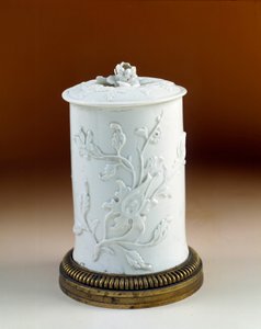 Art France: tabáková nádoba upevněná ve zlatém bronzu. Měkký porcelán Saint Cloud od French School