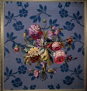 Kytice květin na modrém pozadí. Tapiserie aubussonské manufaktury. 18. století. Aubusson, Muzeum gobelínů od French School