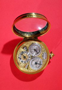 Hodinky s kalendářem, cca 1690 (pozlacená mosaz)