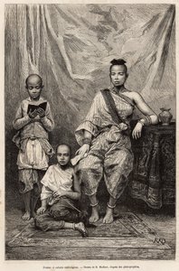 Kambodžská žena a děti, rytina podle kresby D. Maillarta, ilustrující plavbu do Cochinchine, od doktora Morice, v roce 1872, publikovaná v „“Le tour du monde“““ 1875, editoval Edouard Charton, vydání Hachette, Paříž. Kolekce Selva. od French School