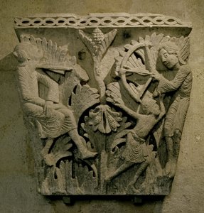 Kapitál zobrazující muže střílejícího šíp do krku druhého, c.1125-30 (vápenec) od French School