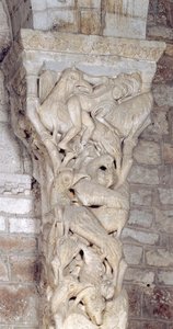 Vyřezávaný klenák z vnitřního portálu od French School