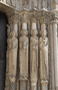 Cathedrale de Chartres, detail ohně vpravo od centrálního zálivu královské brány, zleva doprava, prorok, král David, královna, Šalomoun od French School