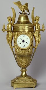 Váza s hodinami s orlicí, cca 1800 (pozlacený bronz) od French School