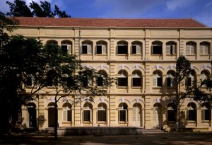 Koloniální architektura ve Vietnamu: Detail školy Puginier, křesťanská škola založená Monsignorem Puginierem, postavená v roce 1898, architektura vojenského stylu. od French School