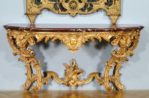 Konzolový stůl, navržený Julesem-Michelem Hardouinem (1635-1737), vyrobený Pierrem Turpinem a Michelem II Langem, kolem roku 1725 (vyřezávané zlacené dřevo, mramorová deska (griotte de campan)) (viz také 491455) od French School