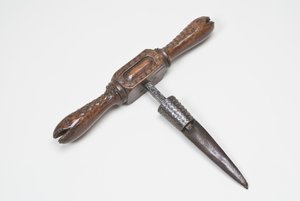 Cooperův výstružník a rašple (ořech a kované železo) (viz také 701073)