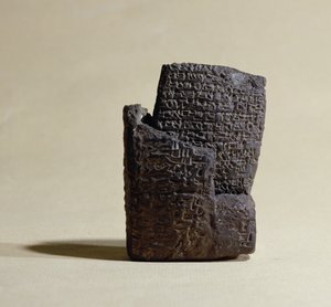 Kopie mezopotámského dopisu v obálce (sádra)