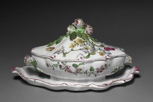 Krytá omáčka Tureen s připojeným stojanem, výrobce Veuve Perrin Factory, cca 1765 od French School