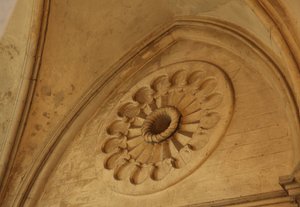 Zobrazující pohled na vyřezávanou růžovku od French School