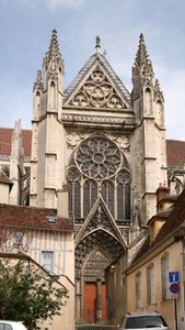 Zobrazující jižní fasádu a rozetové okno od French School