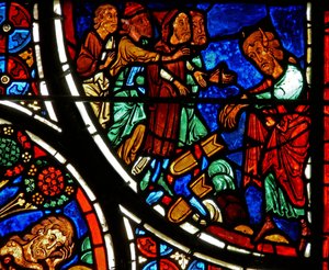 Detail z okna zobrazující podobenství o milosrdném Samaritánovi: Mojžíš odhazuje desky od French School