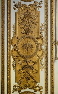 Dřevo dveří salonu Venuše se sluncem a žezlem. Versailles 17. století. Zámecké muzeum od French School