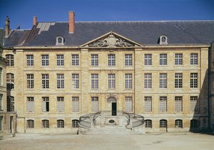 Pohled na Musee Saint-Remi zvenčí od French School