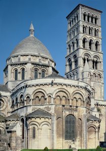 Vnější pohled na chevet s obsidiánovými kaplemi a zvonicí, postavený kolem 1125-1135 od French School