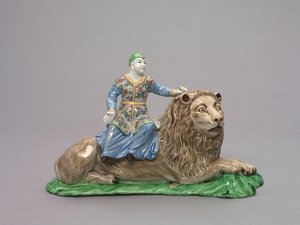 Postava sedící na lvu, cca 1750 (jemně pastový porcelán se smaltovaným zdobením) od French School