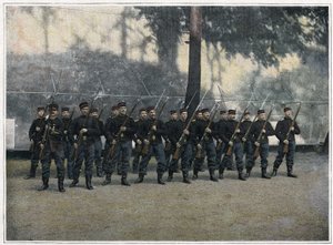 Hasiči z Paříže. Vojácká škola. Po příjezdu k pluku absolvují mladí vojáci, povolaní nebo dobrovolní, výcvik vojenské pěchoty. Jsou tak dobře obeznámeni se všemi požadavky vojenské disciplíny a lépe připraveni přijímat od French School