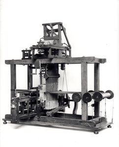 První plně automatizovaný tkalcovský stav vynalezený Jacquesem de Vaucansonem (1709-82) kolem roku 1745 od French School