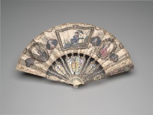 Skládací vějíř s chinoiserie scénou, portréty, pastoračními postavami a zátišími, cca 80. léta 18. století (slonovina, zlacení, perleť, sklo nebo horský křišťál a pastovaný drahokam (později)) od French School