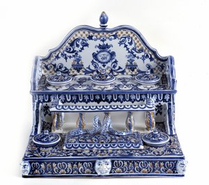 Francouzská kaligrafie: Psaní v porcelánu Gien, o celkové délce 40 centimetrů, tento kus je velmi reprezentativní pro 18. století. Na dvou stupních je 5 inkoustových lůžek a také obdélníková plumboard. Paříž, muzeum pera. od French School