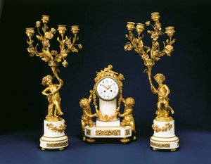 Nábytek prodávaný společnostmi Black, Starr and Frost obsahující římsové hodiny a pár svícnů se čtyřmi světly, kolem 1875-1900 od French School