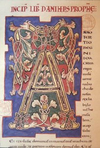 Historická iniciála „A“ s prokládaným vzorem otevírajícím Knihu Daniel od French School