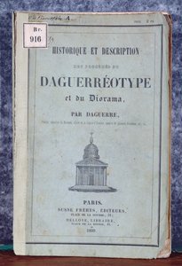 Historique et Description des Procedes de Daguerreotype et du Diorama, Příručka k fotoaparátu, který Daguerre a Giroux uvedli na trh v roce 1839. od French School