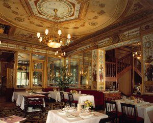 Vnitřní pohled na restauraci „Le Grand vefour““ v zahradách Palais Royal, realizované v 18. století. Paříž. od French School