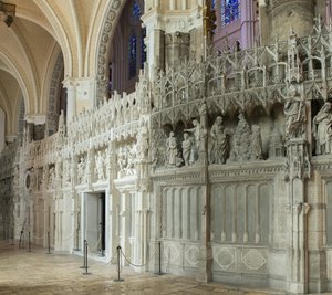 Vnitřní pohled na katedrálu Chartres s detailem chóru od French School