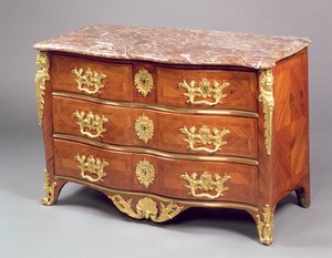Louis XV Commode od Francoise Garniera kolem roku 1730 (ormolu a intarzie na tulipánovém dřevě)