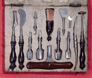 Lékařský kufr obsahující nástroje pro trepanaci (dřevo a kov)