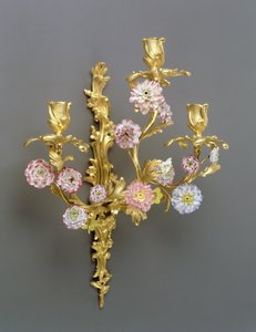 Jedno z páru nástěnných svítidel se třemi větvemi Ludvíka XV., c1750 (porcelán Ormolu a Vincennes)