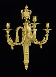 Jedno z dvojice nástěnných svítidel se třemi větvemi Ludvíka XVI., kolem roku 1775 (ormolu)