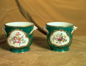 Pár ledových chladičů Sevres, od Frederick V Service, 1758 (porcelán s měkkou pastou)