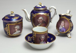 Část čajového servisu s portréty Ludvíka XVI. (1754-93) a Marie Antoinetty (1755-93), Sevres, Francie, kolem 1789 (porcelán)