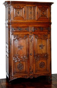 Pikardiská šatní skříň se zednářským zdobením, cca 1740 (dřevo)