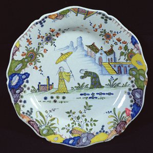 Talíř, zdobený ve stylu Chinoiserie, vytvořený v Rouen (keramika) od French School
