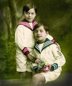 Portrét dvou chlapců kolem roku 1898 (ručně tónovaná fotografie) od French School