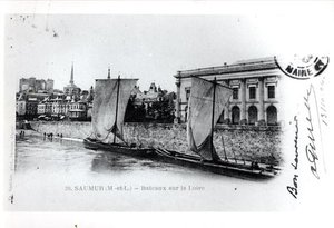 Pohlednice zobrazující čluny na Loiře v Saumuru ve Francii před rokem 1914 (černobílá fotografie) od French School