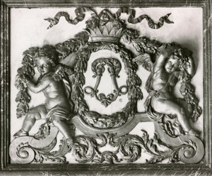 Putti lemující iniciálu L na dveřích Salon des Gardes de la Reine (štukatérské práce) od French School