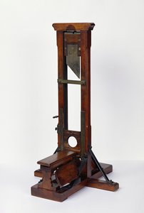 Zmenšený model gilotiny (dřevo a kov) (viz také 216411)